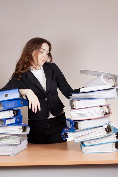 Mujer con toneladas de carpetas — Foto de Stock