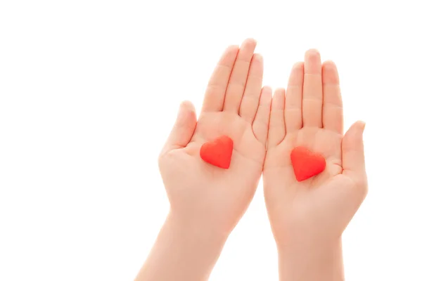 Les mains de la femme tenant des bonbons en forme de coeur — Photo