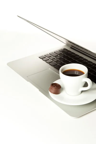 Laptop ve bir fincan kahve. — Stok fotoğraf