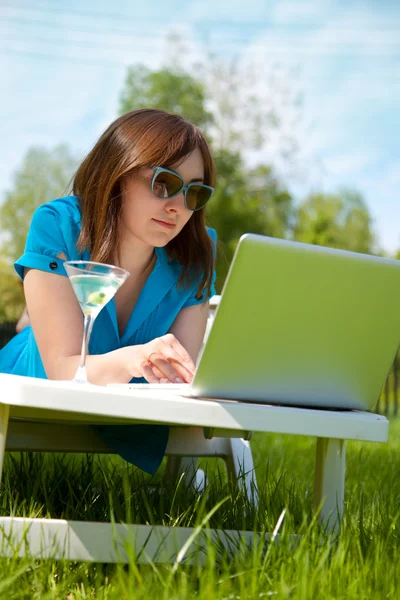 Mujer de negocios con portátil —  Fotos de Stock