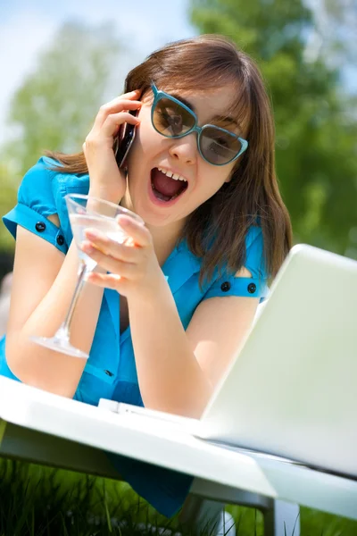 Empresária com laptop e vidro de martini — Fotografia de Stock