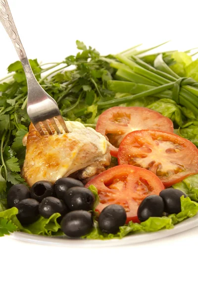A plate with burning chicken, tomatoes, olives and lettuce — Stock Photo, Image