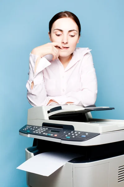 Mulher de negócios com copiadora pensando — Fotografia de Stock