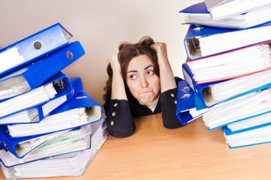 kadın ile bademcik-in ağıl