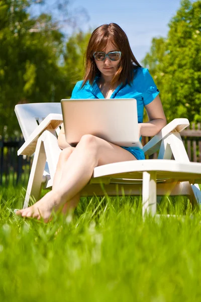 Belle femme d'affaires en plein air — Photo