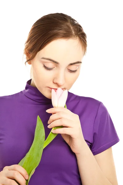 Mulher cheirando tulipa rosa isolado — Fotografia de Stock