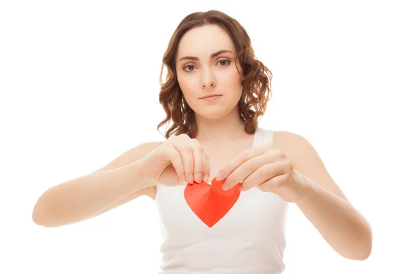 Attraktive junge Mädchen mit gebrochenem Papier rotes Valentinsherz — Stockfoto