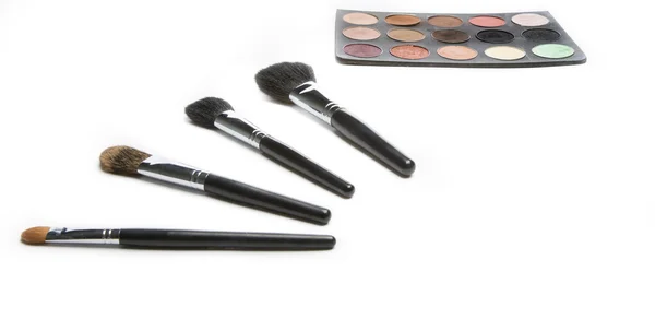 Make-up-Pinsel und Lidschatten isoliert — Stockfoto