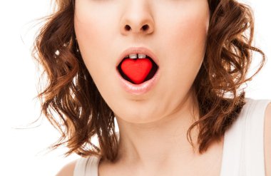 kalp şeklinde çerez ağzında olan kadın