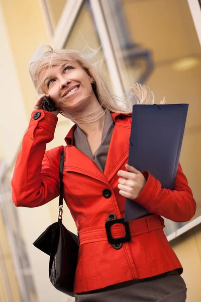 Affärskvinna som ringer genom telefonen utomhus — Stockfoto