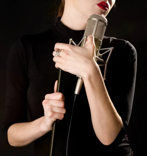 Frau mit Mikrofon — Stockfoto