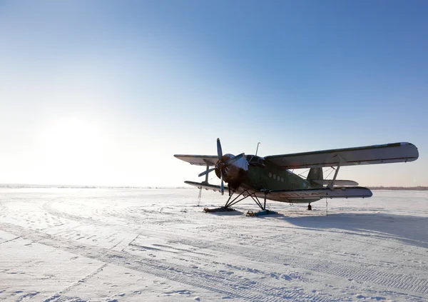 Gamla flygplan parkerat på lilla norr airfield — Stockfoto