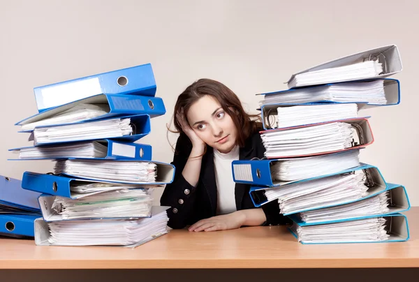 Frustrierte Geschäftsfrau mit Stapel Ordnern — Stockfoto