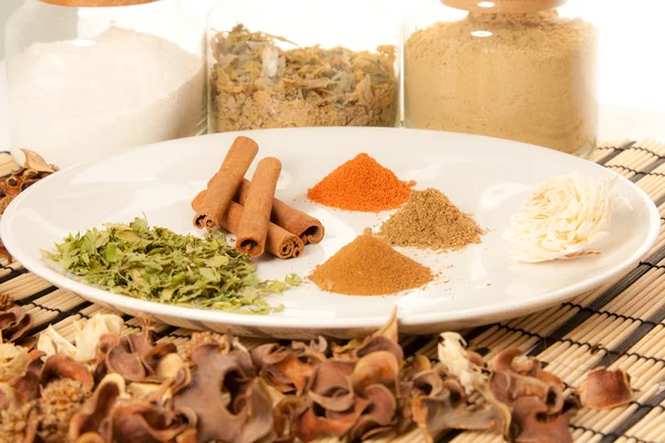 Tallrik med olika kryddor på bordet — Stockfoto