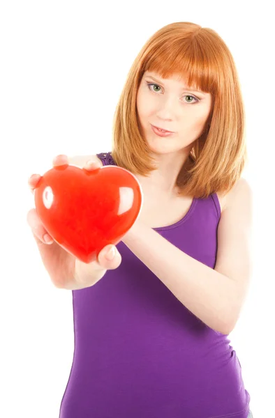 Femme avec boîte à bijoux en forme de coeur rouge (accent sur le visage ) — Photo