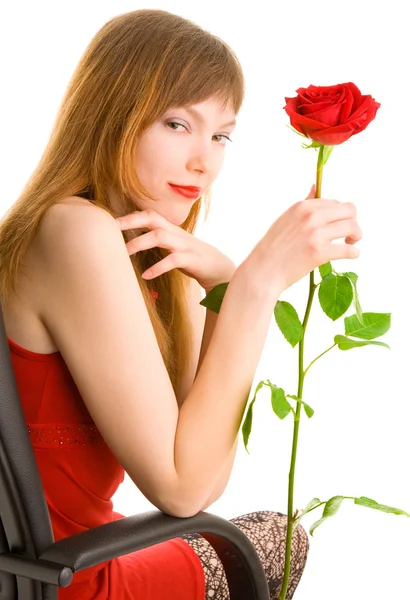 Привлекательная молодая женщина с красной розой — стоковое фото