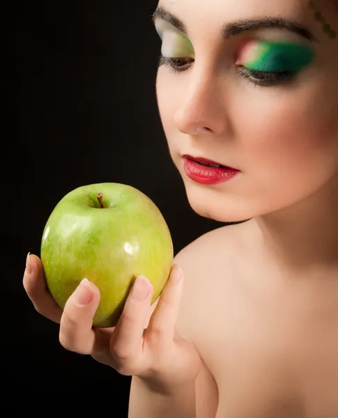 Femme avec maquillage tenant pomme verte — Photo
