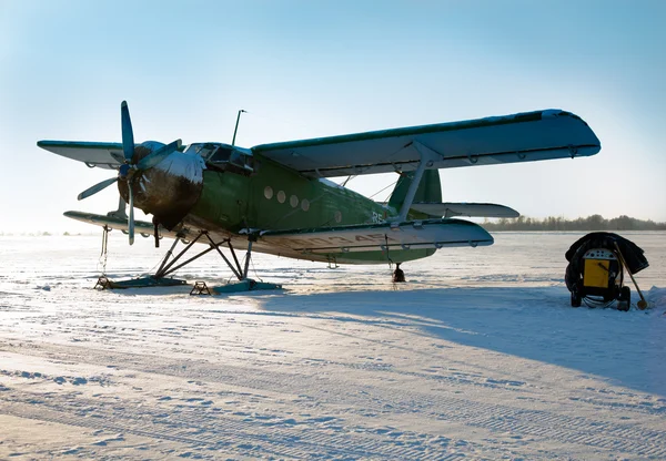 Altes Flugzeug geparkt — Stockfoto