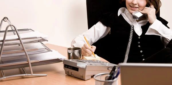 Femme d'affaires appelant par téléphone au bureau — Photo