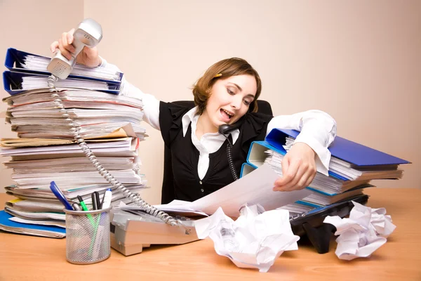 Jeune femme d'affaires avec des tonnes de documents — Photo