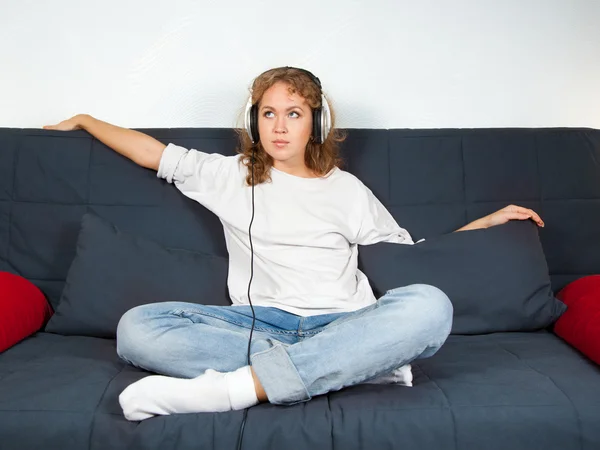 Imagem de uma jovem atraente ouvindo música — Fotografia de Stock