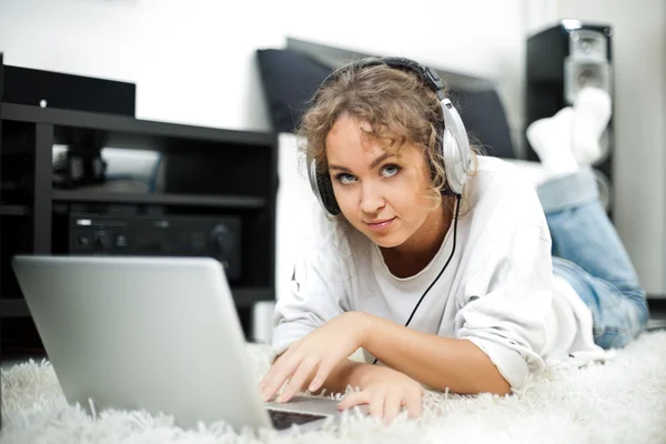 Beautiful woman listening to music — Stock Photo, Image