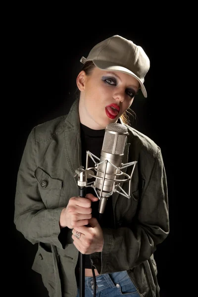 Dziewczyna z mikrofonem grymasy — Zdjęcie stockowe