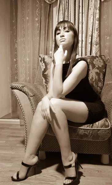 Femme sexy assise dans un fauteuil — Photo