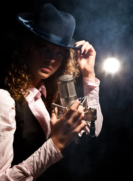 Belle chanteuse en chapeau avec microphone — Photo