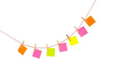 renkli stickies kırmızı ipe astı