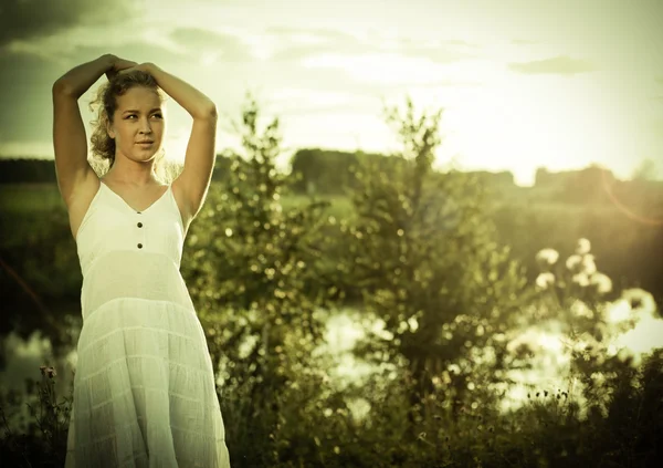 Bella donna godendo la natura — Foto Stock