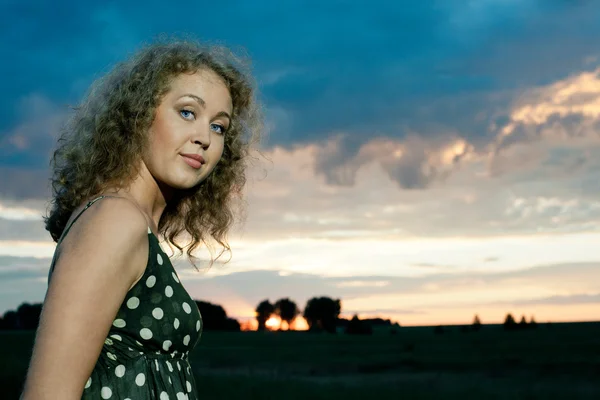 Mooie vrouw genietend van de natuur — Stockfoto