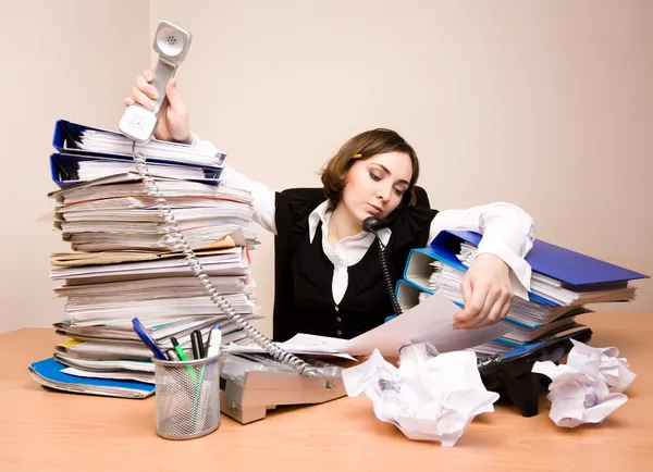 Jeune femme d'affaires avec des tonnes de documents — Photo