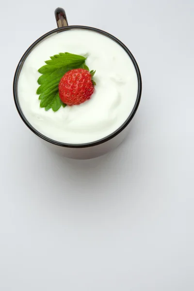 Strawberry in sour cream on the cup — Stock Photo, Image