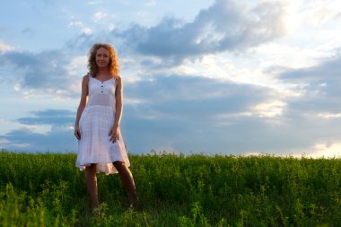 doğa üzerinde duran ve gülümseyen kadın