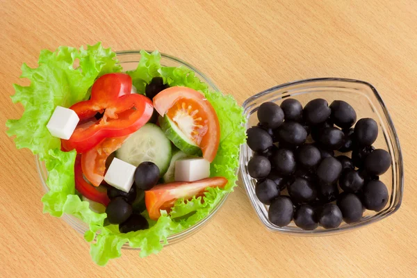 Imagem de pratos com salada grega e azeitonas pretas — Fotografia de Stock