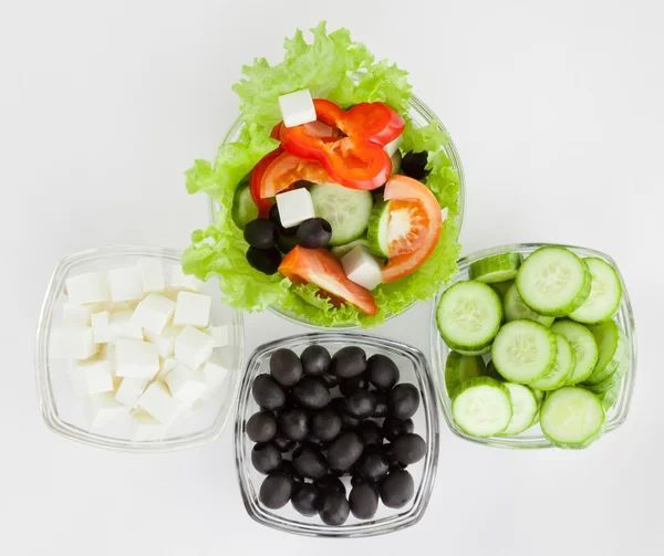 Yunan salatası ve malzemeler ile plakalar resmi — Stok fotoğraf