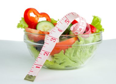 bir tabak salata ve şerit metre ile resmi