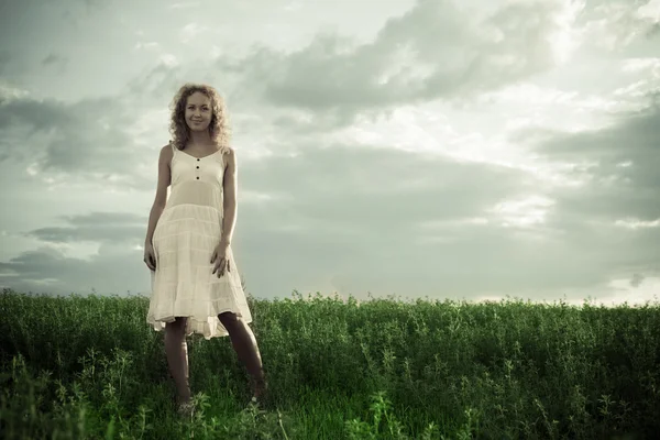 Woman standing on nature and smiling — Stock Photo, Image