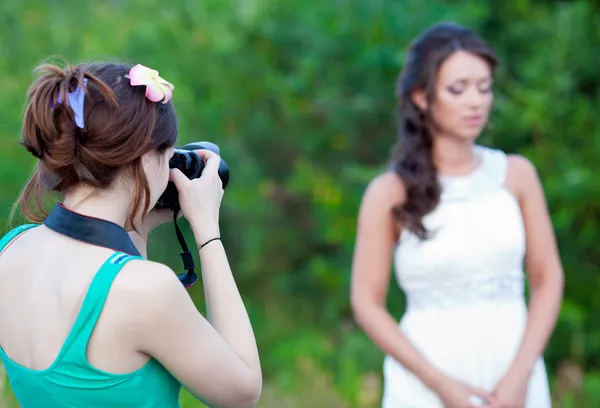 Afbeelding van een vrouw-fotograaf een foto maken — Stockfoto