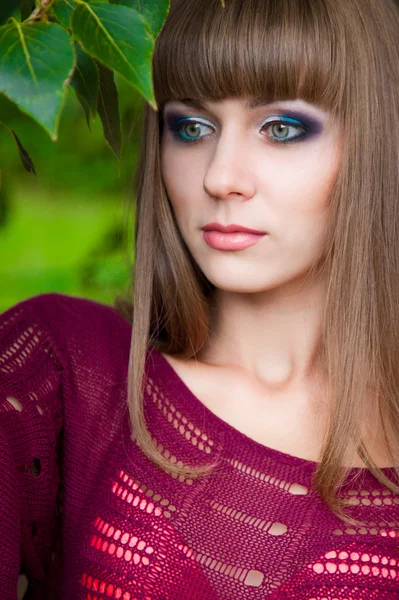 Portret van mooie vrouw met kleurrijke make-up — Stockfoto