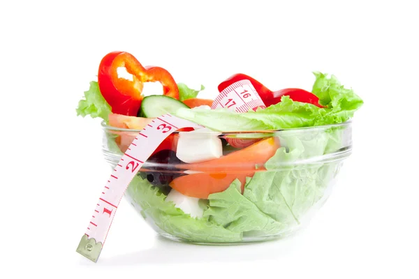 Imagen de un plato con ensalada griega y cinta métrica — Foto de Stock