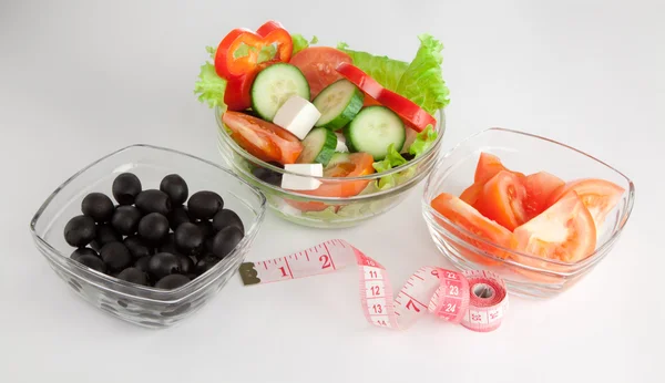 Gambar piring dengan salad Yunani, tomat dan zaitun hitam — Stok Foto