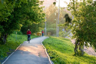Bisiklete binen kız