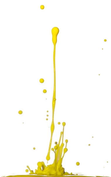 Splash żółty płyn na białym tle — Zdjęcie stockowe
