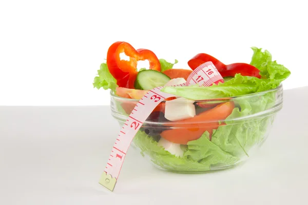 Imagen de un plato con ensalada griega y cinta métrica —  Fotos de Stock