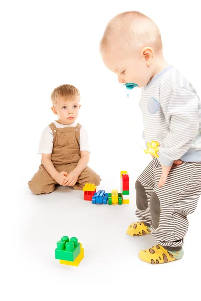 Zwei Jungen spielen mit Blöcken — Stockfoto