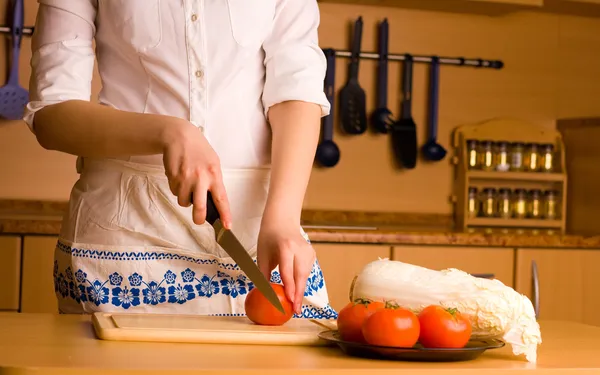 Las manos de mujer cortando tomate — Foto de Stock