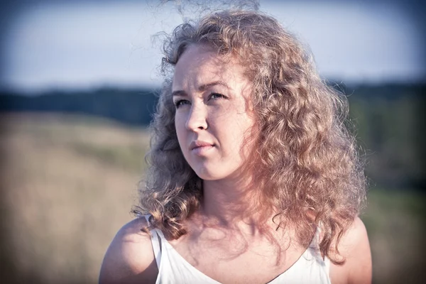 Portret van mooie vrouw in de natuur — Stockfoto