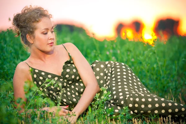 Foto van mooie vrouw liggen op gras — Stockfoto
